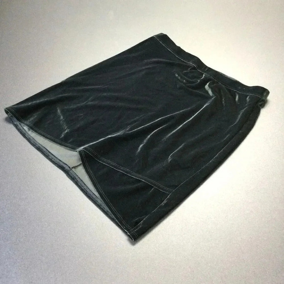 Hollister Womens Black Velvet Pull-On Stretch Overlapped Mini Skirt Size Small - Picture 4 of 10